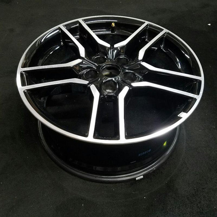18" MUSTANG 18-23 18x8 , 10 spoke Original OEM Wheel Rim - Close-Up Detail