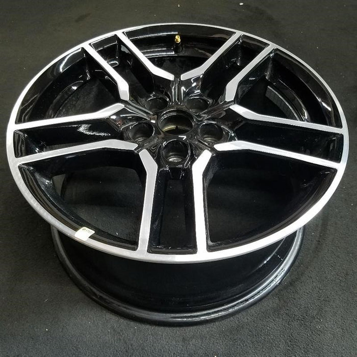 18" MUSTANG 18-23 18x8 , 10 spoke Original OEM Wheel Rim - Close-Up Detail
