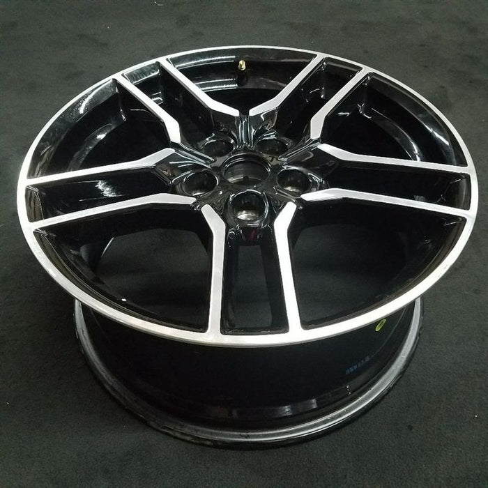 18" MUSTANG 18-23 18x8 , 10 spoke Original OEM Wheel Rim - Close-Up Detail