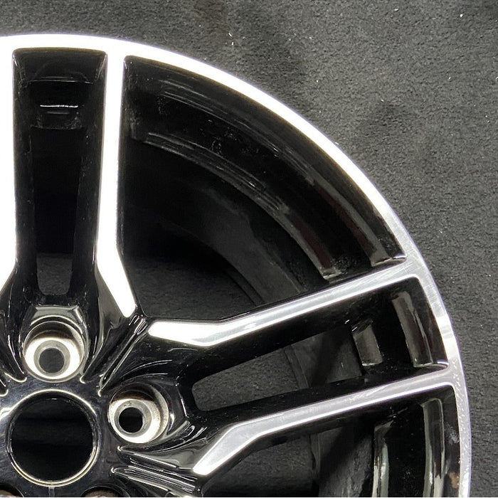 18" MUSTANG 18-23 18x8 , 10 spoke Original OEM Wheel Rim - Close-Up Detail