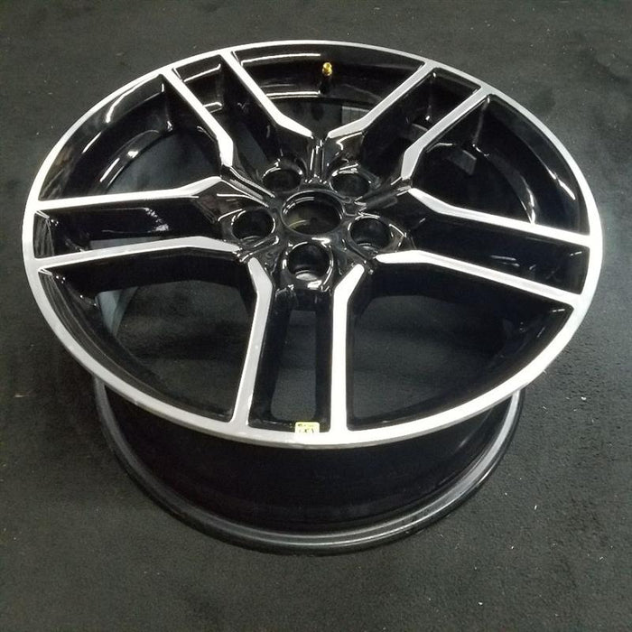 18" MUSTANG 18-23 18x8 , 10 spoke Original OEM Wheel Rim - Close-Up Detail