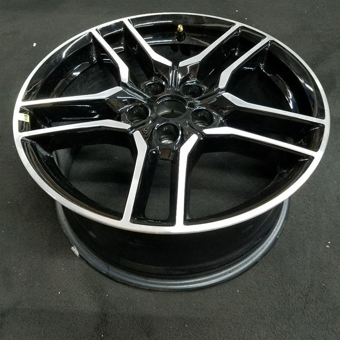 18" MUSTANG 18-23 18x8 , 10 spoke Original OEM Wheel Rim - Close-Up Detail