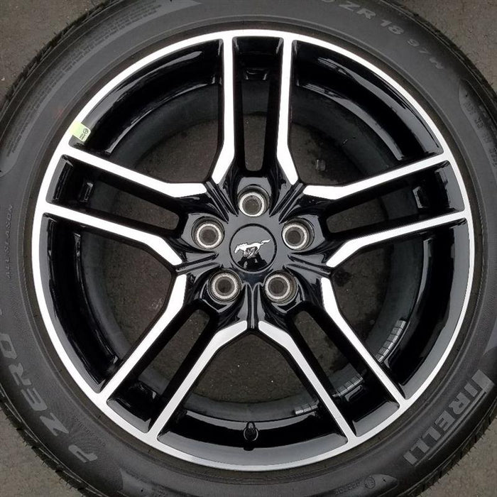 18" MUSTANG 18-23 18x8 , 10 spoke Original OEM Wheel Rim - Close-Up Detail