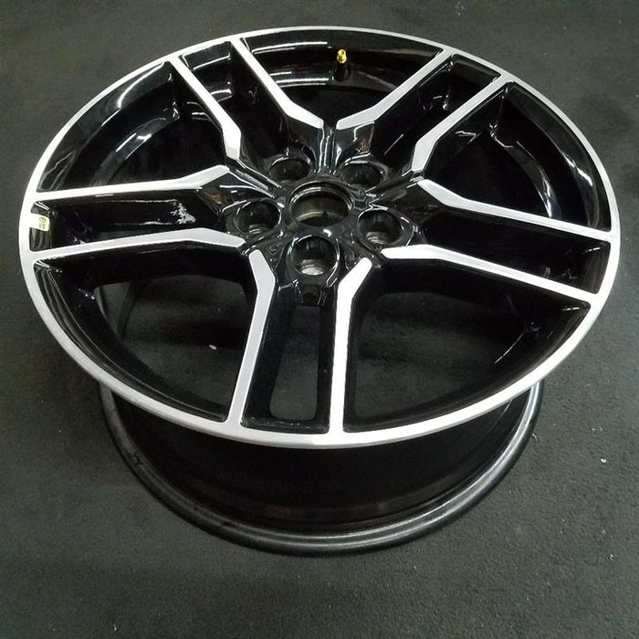18" MUSTANG 18-23 18x8 , 10 spoke Original OEM Wheel Rim - Close-Up Detail
