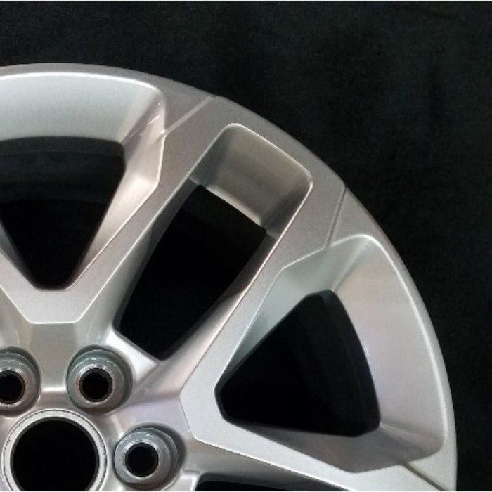 18" TRAVERSE 18-19 18x7.5, opt RT1 Original OEM Wheel Rim - Close-Up Detail