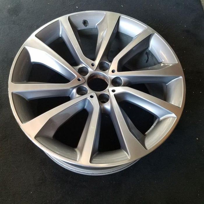 19" BMW X6 15-17 19x9 alloy 5 spoke V spoke w/dimples between lugs 18mm offset - Close-Up Detail
