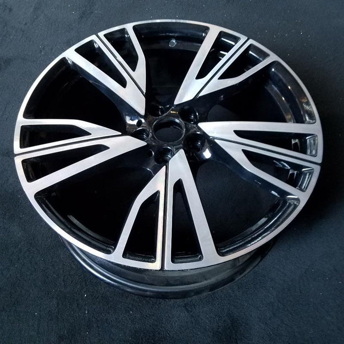 20" BMW i8 14-17 20x7.5 , , , 5 spoke, W spoke design, R. Original OEM Wheel Rim - Close-Up Detail