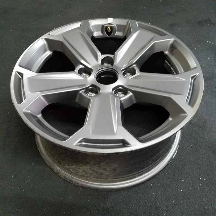 17" WRANGLER 18 VIN W 6th digit JK body 17x7.5 5 spoke solid spoke grooved - Close-Up Detail