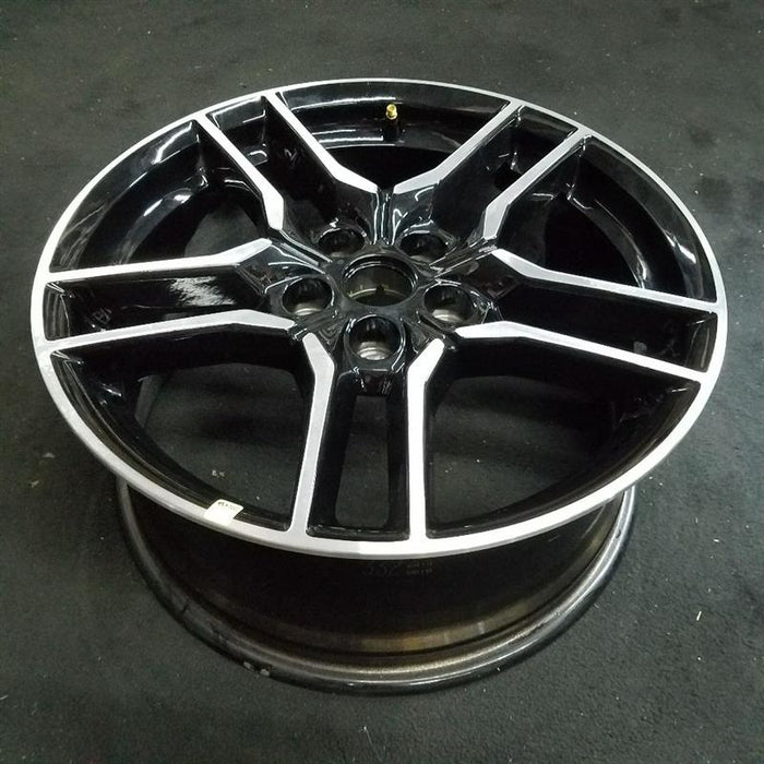 18" MUSTANG 18-23 18x8 , 10 spoke Original OEM Wheel Rim - Close-Up Detail