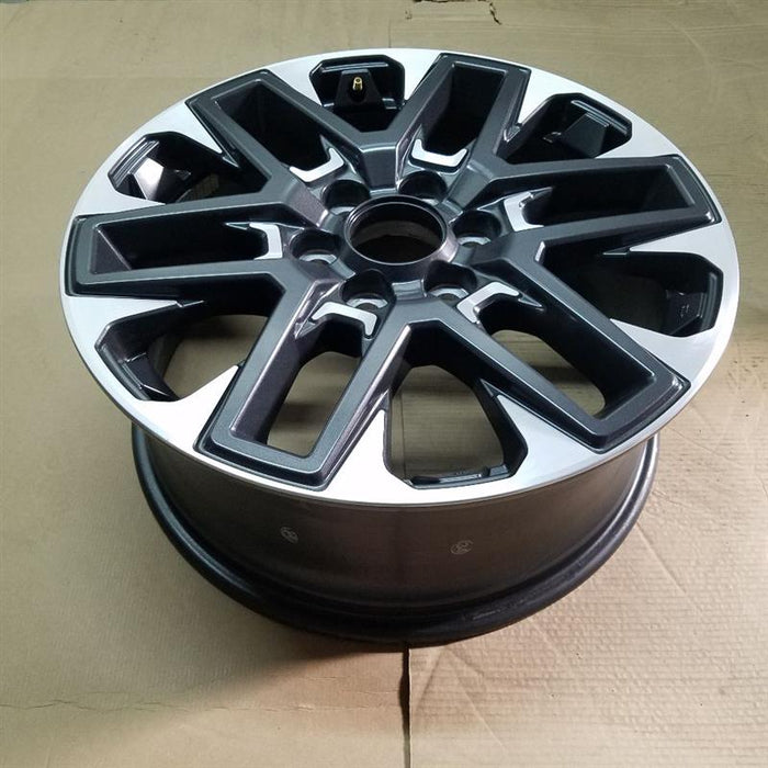 20" SEQUOIA 23-26 20x8, open spoke , machined face with black pockets Original - Close-Up Detail
