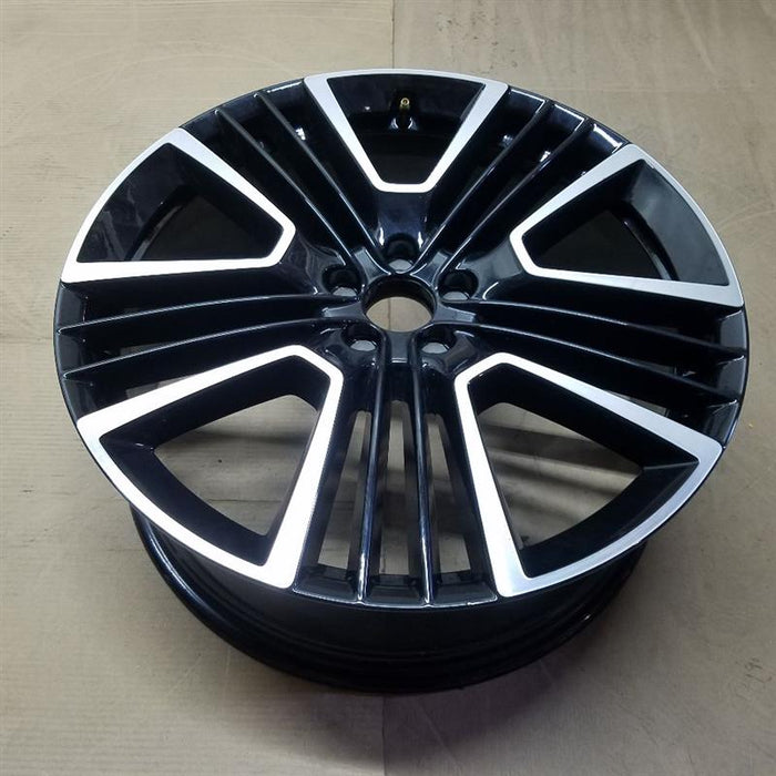 21" XC40 19-21 21x8.5 alloy 5 triple slot Original OEM Wheel Rim - Close-Up Detail