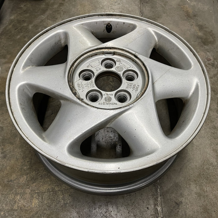 16" TAURUS 93 16x6 , paired , argent, R. Original OEM Wheel Rim - Close-Up Detail