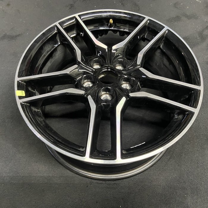 18" MUSTANG 18-23 18x8 , 10 spoke Original OEM Wheel Rim - Close-Up Detail