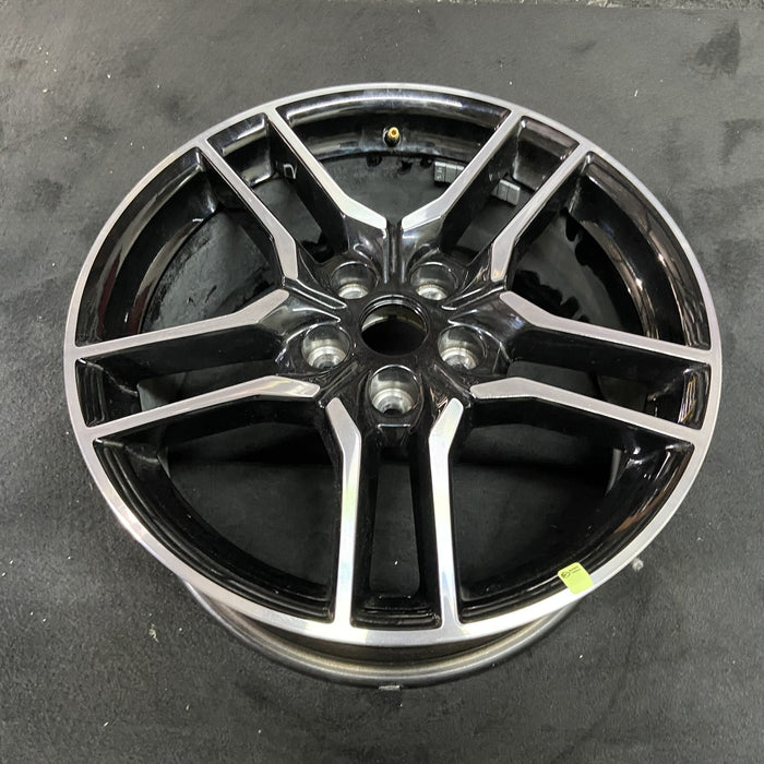 18" MUSTANG 18-23 18x8 , 10 spoke Original OEM Wheel Rim - Close-Up Detail