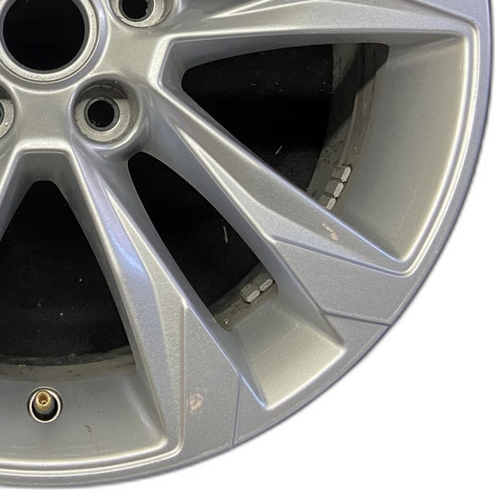 17" TRAILBLAZER 21-23 17x7.5 5 double spoke silver opt Q6W Original OEM Wheel - Close-Up Detail